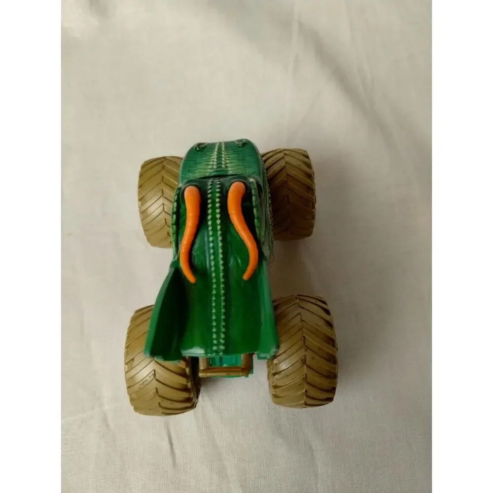 DRAGON MONSTER JAM POWER BEASTS TRUCK TARGET EXCLUSIVE GOLD TIRES 1:64 2020